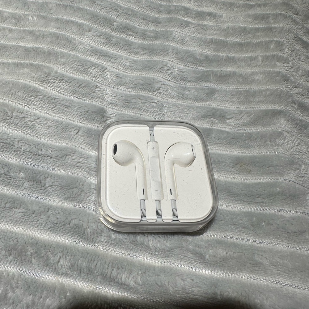 Apple White Wired Earbuds NIB